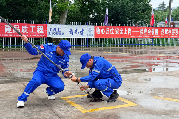 缆风绳固定。黎姿妙摄