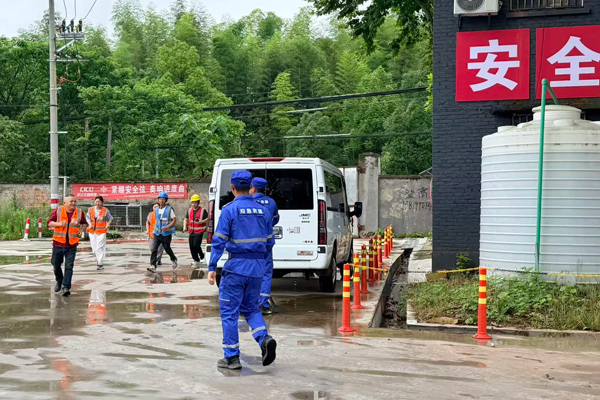 人员撤离。黎姿妙摄