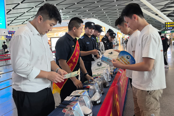 開展禁毒宣傳活動。北部灣航空供圖