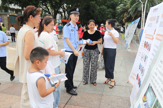 民警现场讲解毒品危害知识。苏冬媛摄