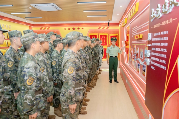 红色讲解员在介绍中队战斗故事。