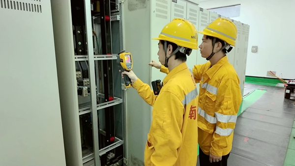 職工正在檢查變電設備 余曉曼攝 (2).jpg