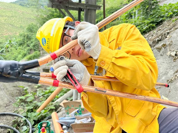 職工正在維護電力設備。黃利煊攝