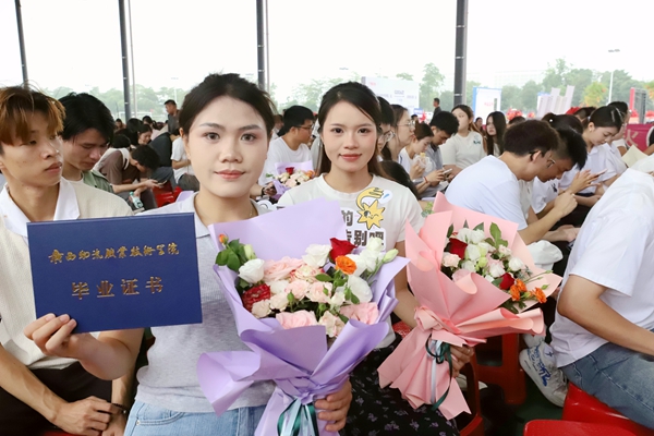 学生合影。广西物流职业技术学院供图