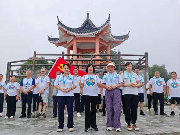 在凤塘云海三号观景台给登山女子组前三颁奖。袁叶苗摄
