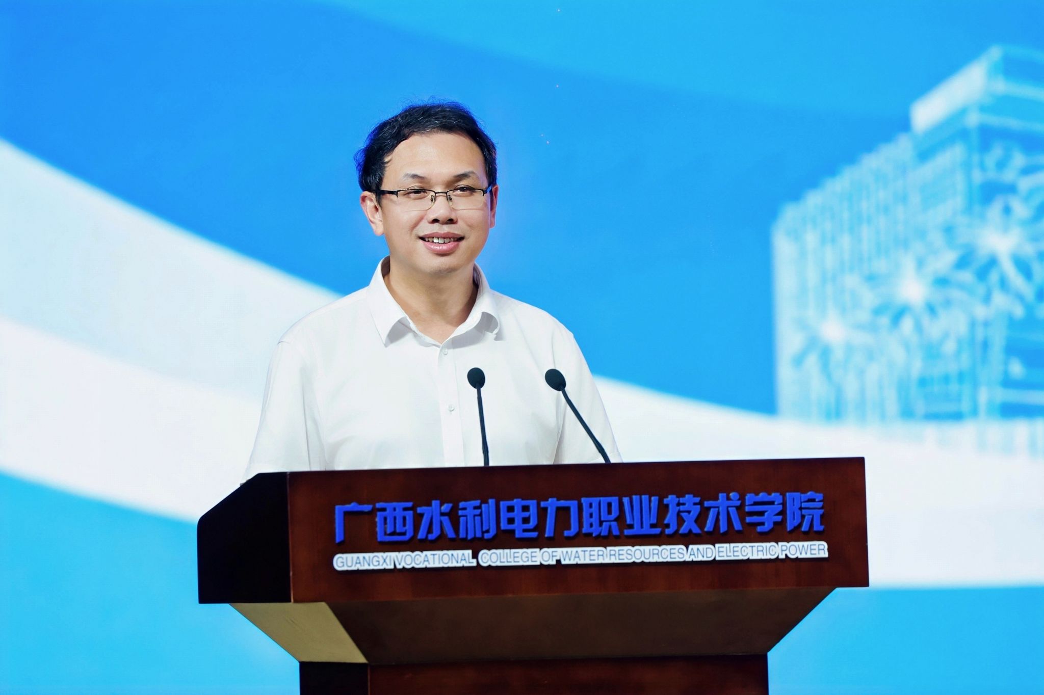 刘存香讲话。广西水电职院供图