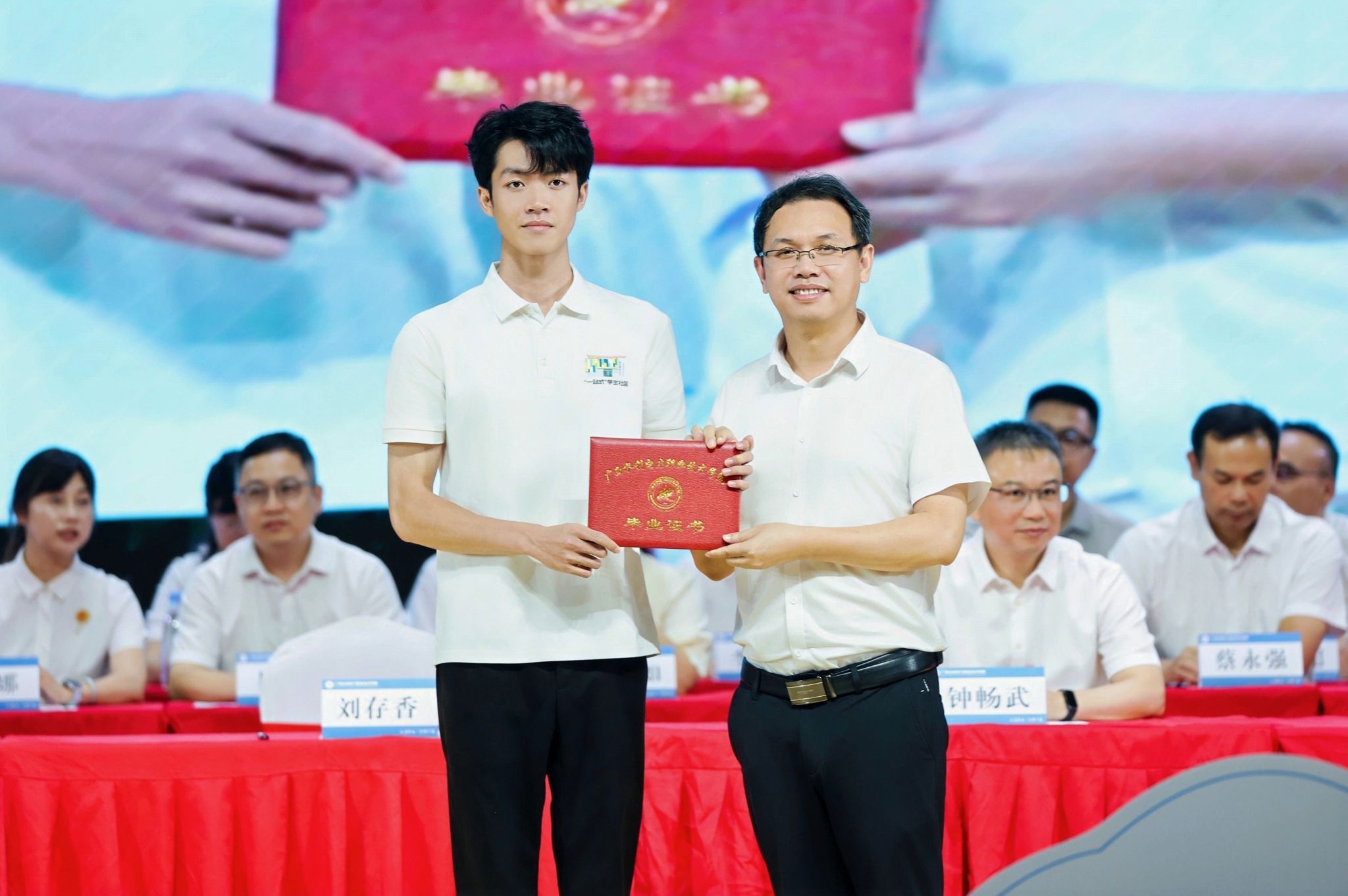 刘存香为学生代表颁发毕业证书。广西水电职院供图