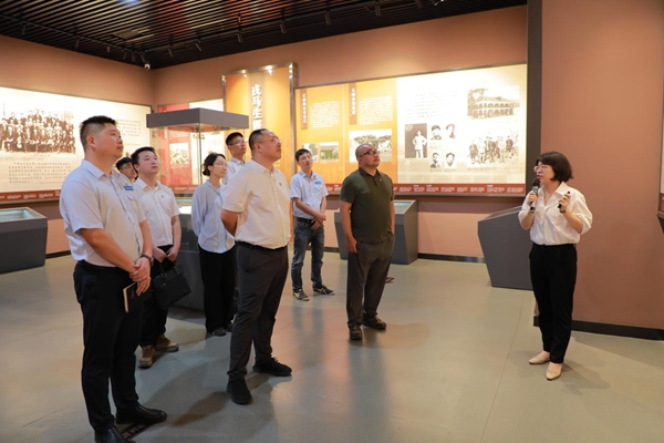 活动参与人员参观展厅学习红色历史。陈子扬摄