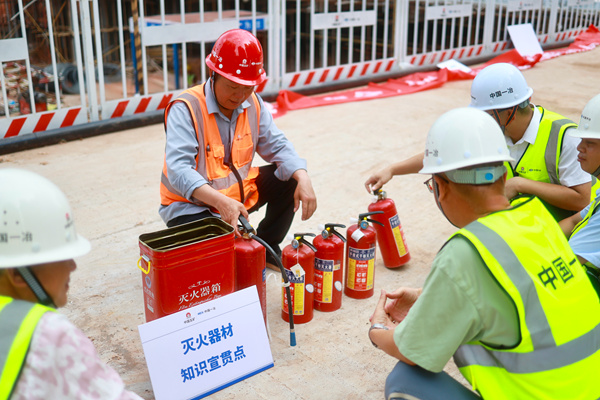 項目部介紹滅火器材的使用方法。中國一冶供圖