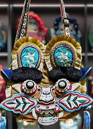 全網催更的“虎頭包”，在做了！一個虎頭包，從立體刺繡、拼布到成品，全靠繡娘一針一線手工完成，耗時約一周。目前，300余名繡娘正在加緊趕工，針線翻飛間，一隻隻“小老虎”陸續成形。虎頭包火了，背后是國潮熱，更是一針一線裡藏著的匠心。請再等等，你的那隻，正在路上。