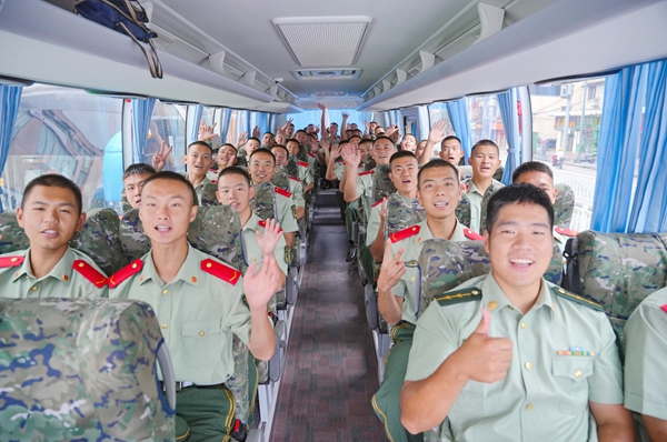 官兵们乘车出发新营区。赖治华摄