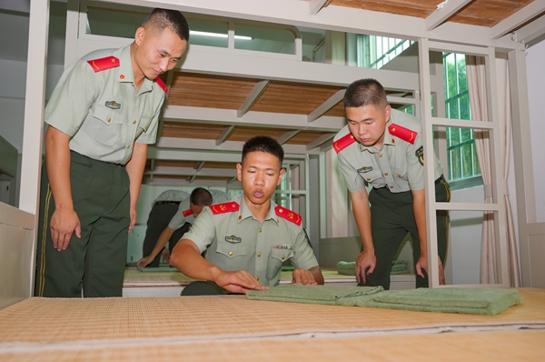 官兵整理内务。赖治华摄