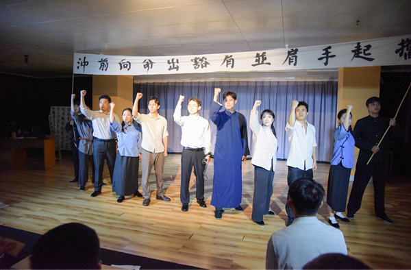沉浸式观看爱国主义思政教育互动剧《前进!进!》。中国一冶供图