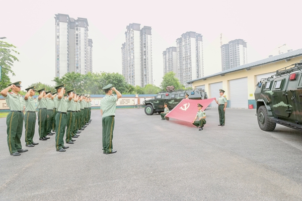 武警官兵举办入党仪式。欧伟彬摄