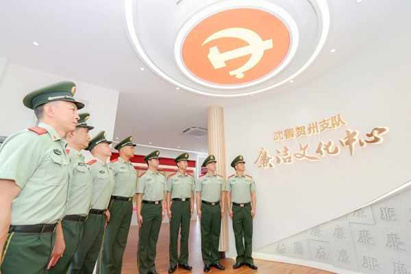 武警官兵参观廉洁文化馆。马振摄