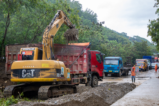 道路抢险抢通现场挖机正在进行清淤作业。 余海潇 摄