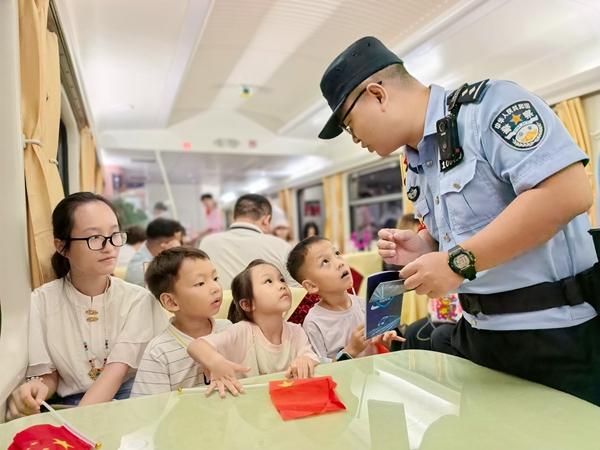 铁警进行普法宣传。