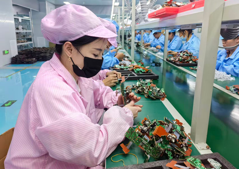 工人正在赶制订单。