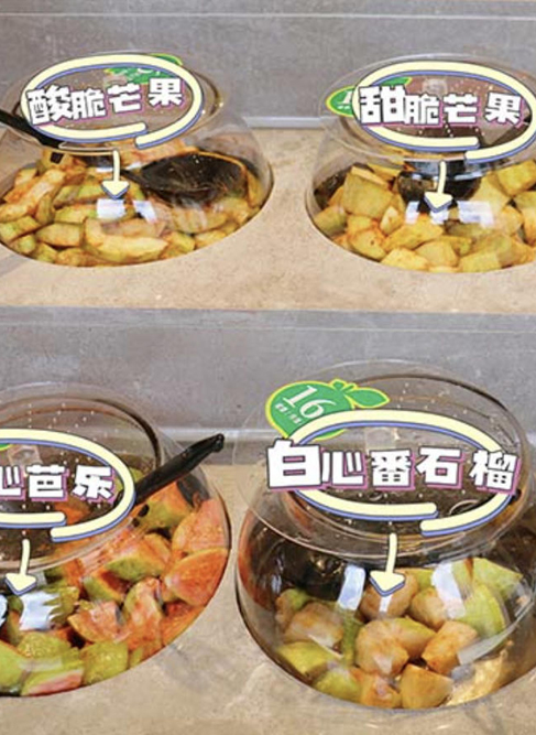 行進中國丨在廣西酸嘢裡感受“水果自由”“嘢”在當地白話方言中是“東西”的意思，酸嘢即酸的東西。當地人把時令果蔬等原材料進行清洗，去皮、削片，根據不同的風味或者規模放進瓦缸、瓷器、玻璃罐等腌制器皿，最后放入米醋、鹽、白糖、辣椒、純淨水，靜待時日，即可腌制完成。
