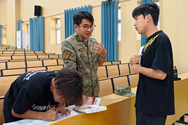 工作人员为学生解答入伍相关问题。
