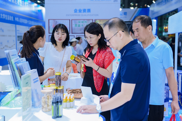 展会试吃品鉴区现场,观众了解“桂物唯美”产品。广西桂物物流服务集团供图