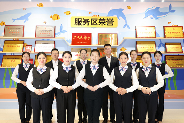 钦州西服务区“全国巾帼文明岗”团队。李伟摄