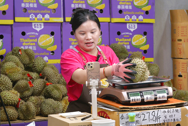榴莲电商直播现场。鸡俊丽摄
