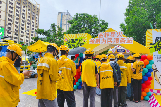 骑手正在“金融为民服务站”参与“消保知识闯关”趣味问答。浦发银行南宁分行供图