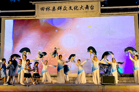 舞蹈《半边天》。覃国峰摄