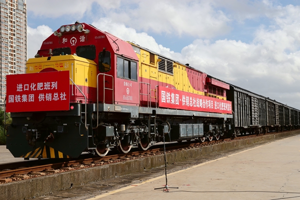 进口化肥班列即将从防城港站发车。冯登海摄