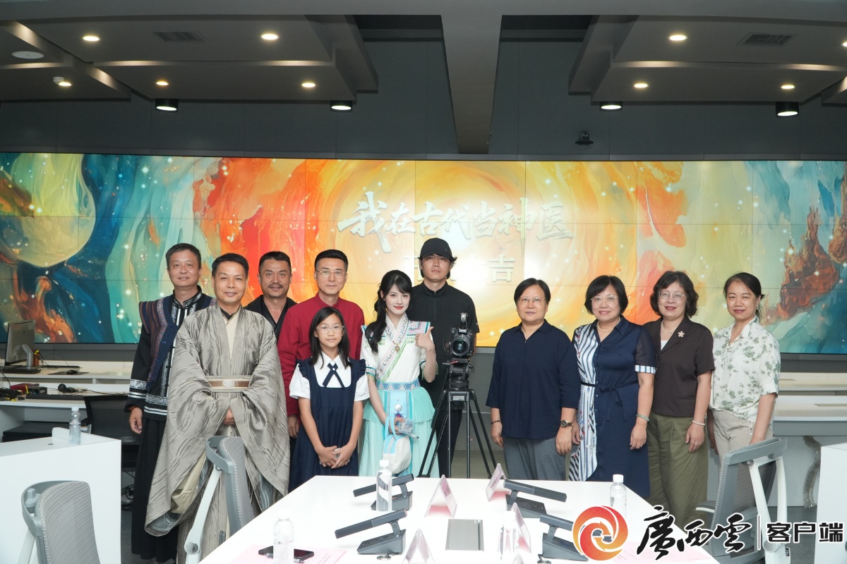 開機儀式現場，主創團隊合影。