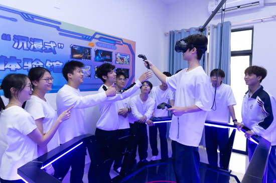學生在社區沉浸式體驗VR。廣西水電職院供圖