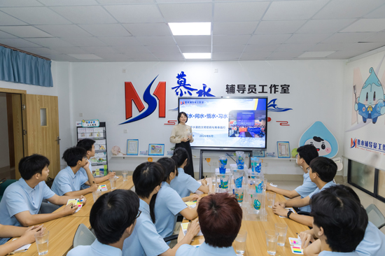 輔導員工作室在社區開展黨日活動。廣西水電職院供圖