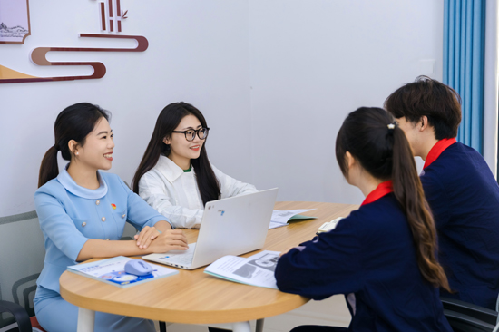 黨員教師在社區為學生進行生涯規劃指導。廣西水電職院供圖