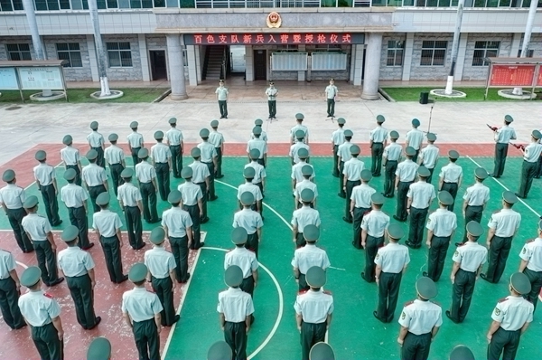 新兵入营暨授枪仪式现场。唐明洋摄