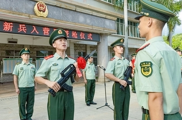 老兵向新兵授枪时嘱托其爱护武器装备。唐明洋摄