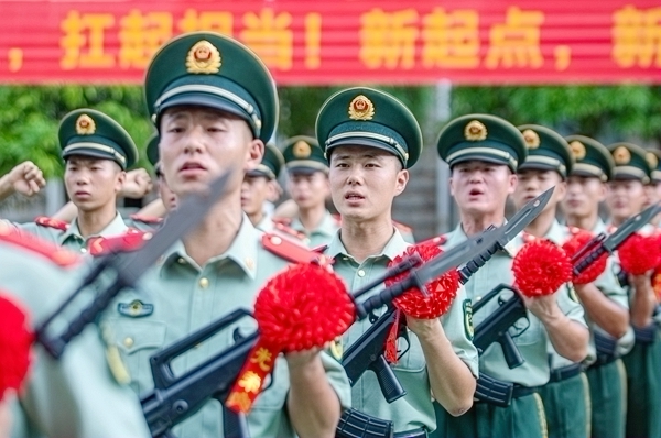 接过钢枪的新兵们庄严宣誓。唐明洋摄