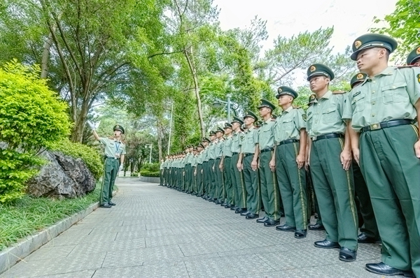 红色讲解员为新兵讲述革命故事。唐明洋摄