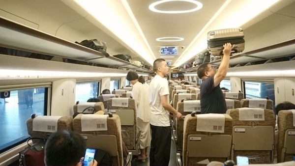 南广铁路列车逐步恢复开行，旅客顺利乘车。谭媛元摄