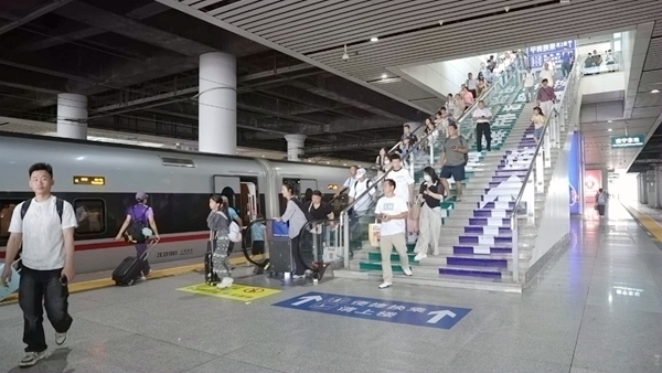 南广铁路列车逐步恢复开行，旅客有序乘车。谭媛元摄