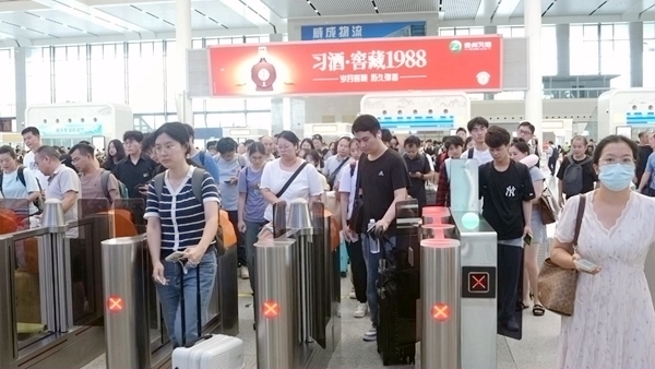 南广铁路列车逐步恢复开行，旅客在南宁东站检票进站。吕松洋摄