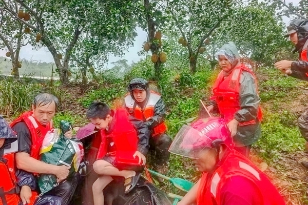武警官兵正在搜救转移受灾群众。李嘉豪摄