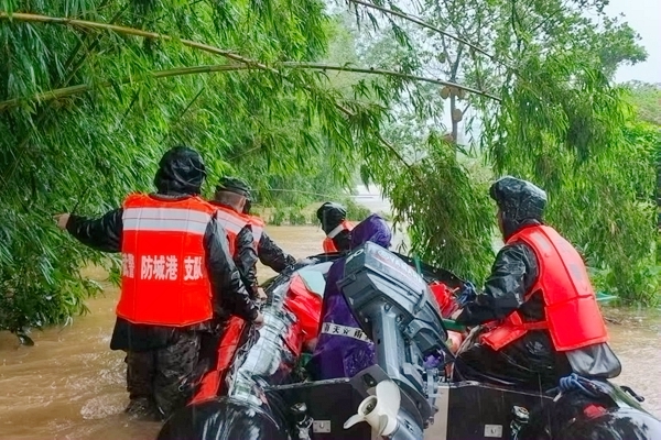 武警官兵正在搜救转移受灾群众。马腾飞摄