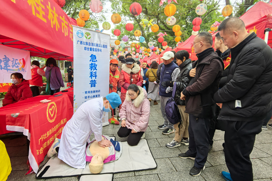开展急救科普。医院供图
