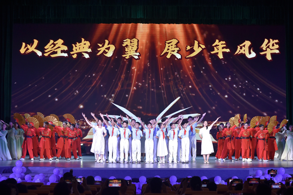 六（2）班师生共同演绎节目《诗意润校园 书香绽芳华》。学校供图