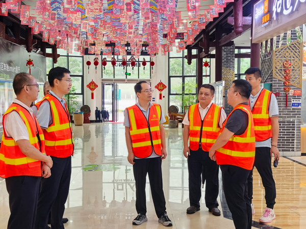 北投集团副总经理刘奕一行到那马服务区检查指导台风防御工作。梁立文摄