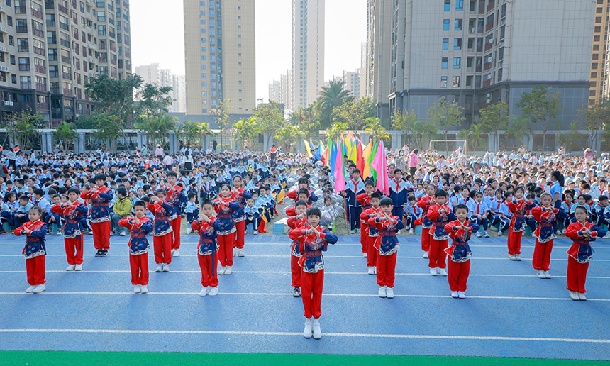 北海藝術設計學院附屬學校民族團結運動會開幕式現場。北海藝術設計學院附屬學校供圖