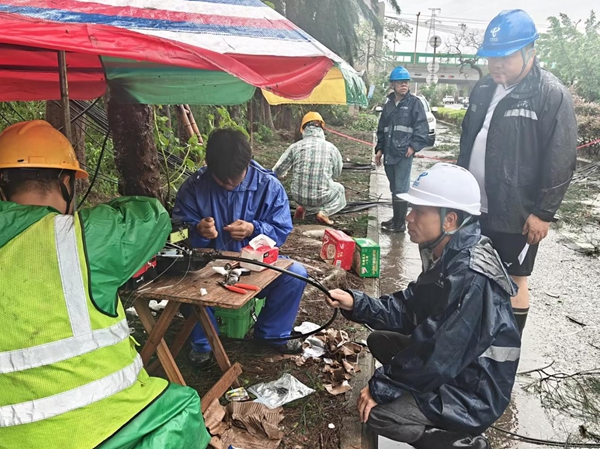 7月5日11点，中国电信防城港分公司抢修队伍在东兴开展熔纤作业