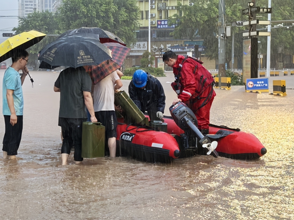 7月5日18点，中国电信防城港分公司维护人员在装载应急柴油上船。
