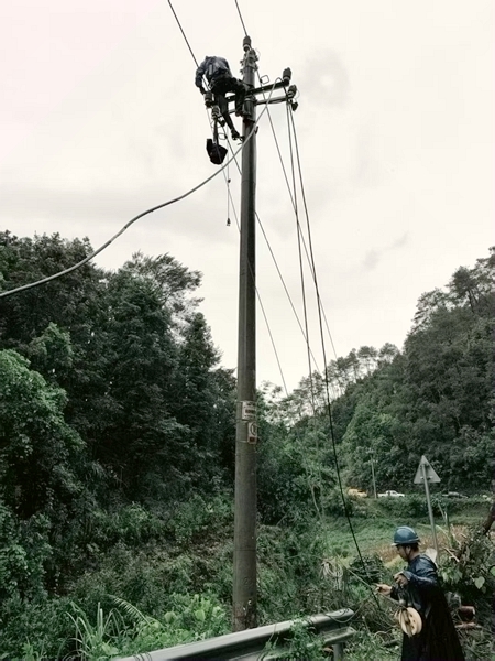 工作人员正在抢修。